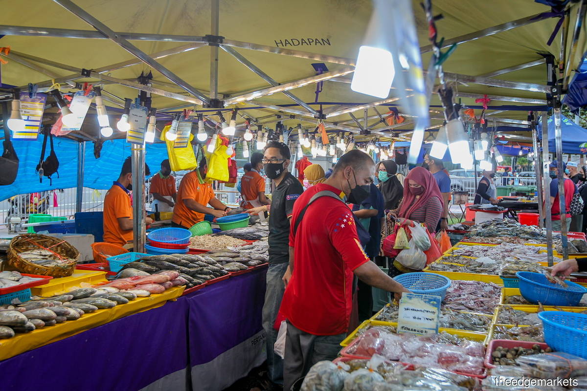 A market in Putrajaya. On the issue of fish supply, Ismail Sabri said MAFI would temporarily stop fish exports to ensure fish is easily available at reasonable prices in the local market. (Photo by Mohamad Shahril Basri/The Edge)
